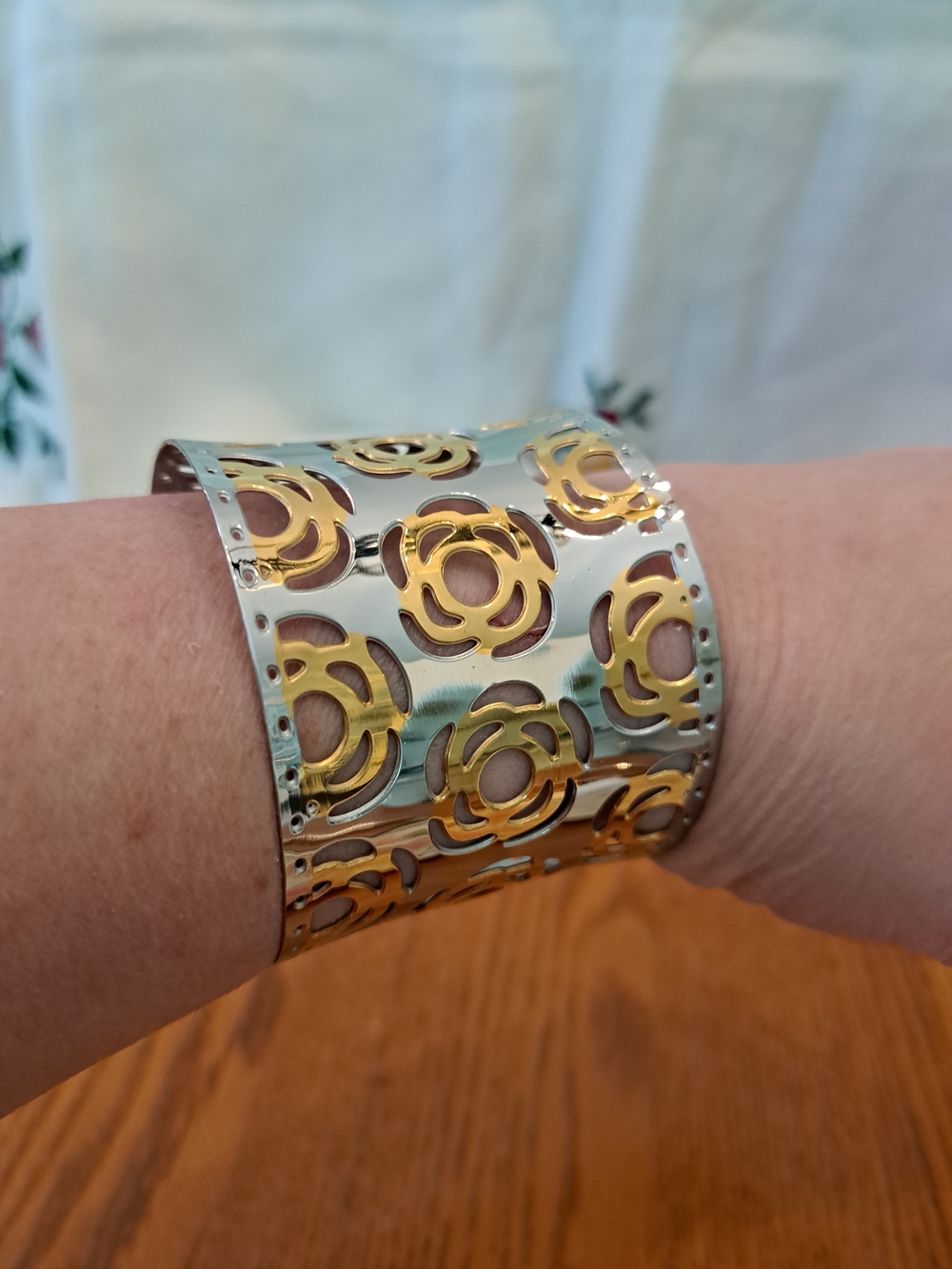 ❤️2/$25❤️Vintage Y2k Gold & Silver Floral Cutout Cuff Bracelet #2